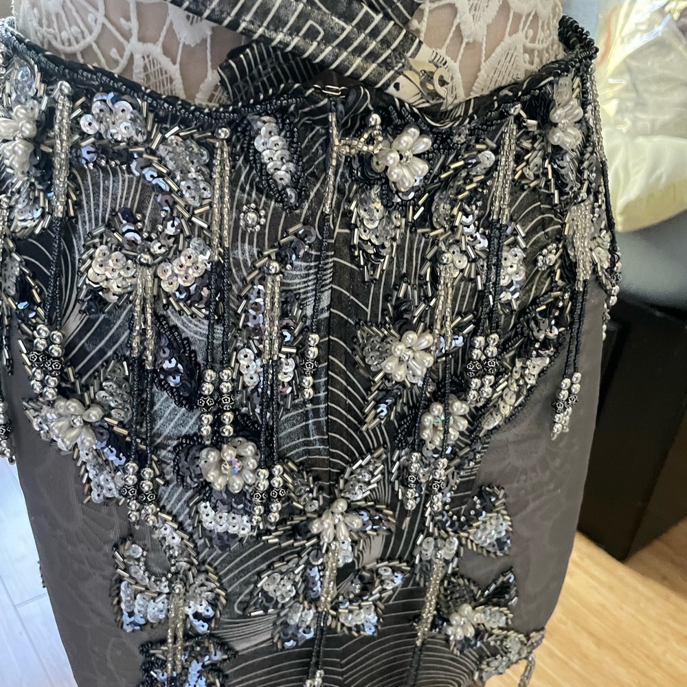 Silver metallic belly dance costume with asymmetrical sleeve - Picture 3 of 16